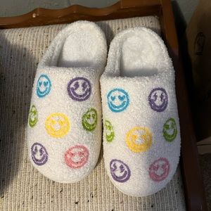 Living royal smiley slippers -M/L